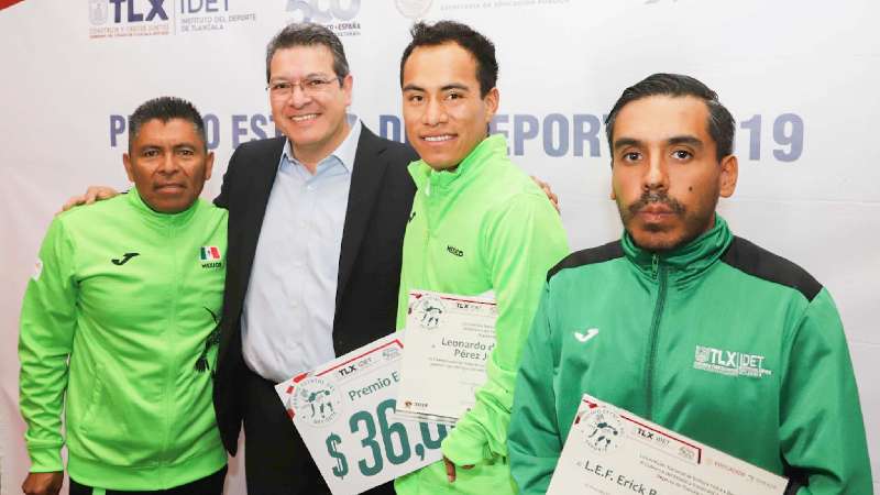 Marco Mena entrega premio estatal del deporte 2019