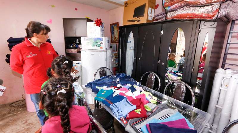 Visita Sandra Chávez a infantes reintegrados a sus familias 