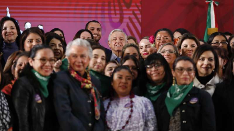 López Obrador presenta su nueva política feminista