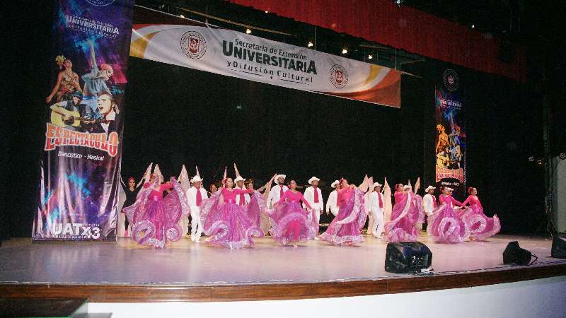 Impulsa UATx la danza y sus expresiones