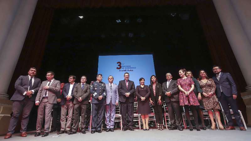 Mena asiste a tercer informe de presidenta municipal de Tlaxcala