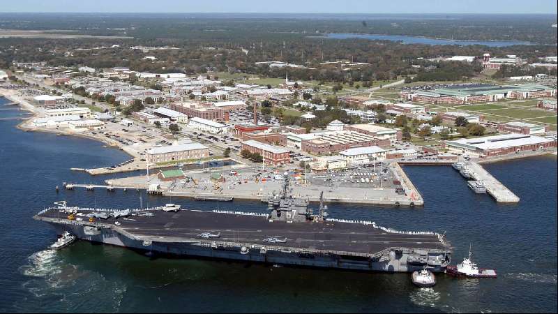 Al menos un muerto y diez heridos en un tiroteo en una base naval