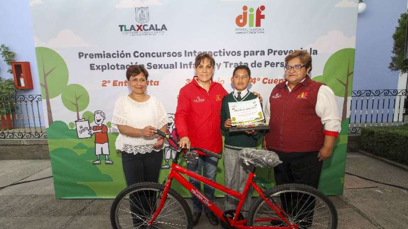 Premia Sandra Chávez a ganadores del concurso sobre trata 