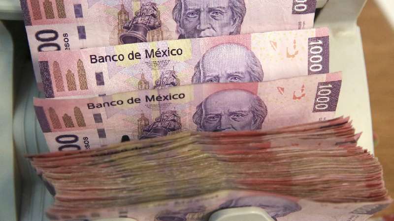 Peso le gana la carrera al dólar tras decisión de política 