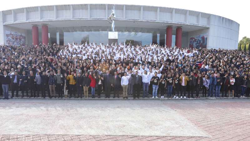 Mena reconoce a estudiantes ganadores de la beca los mejores mil