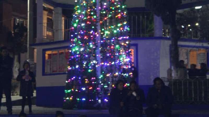 En Tocatlán se realizó el encendido del árbol de navidad