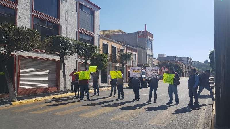 Exigen definir situación de ex trabajadores de Seguro Popular