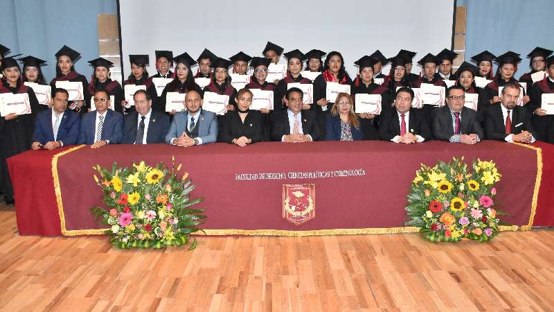 Gradúa la UATx a 40 profesionales de Ciencias Políticas y Administra...