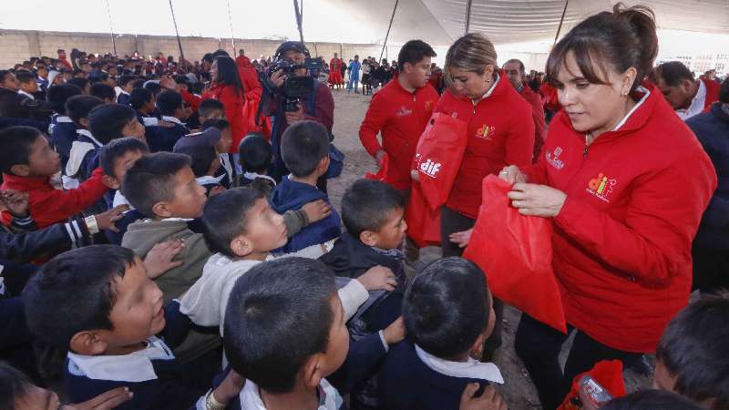 Entrega Sandra Chávez ropa y juguetes en Xicohtzinco y San Pablo del ...