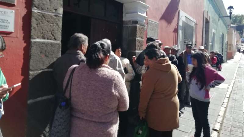 Exigen pensionados su pago, protestan en PCET