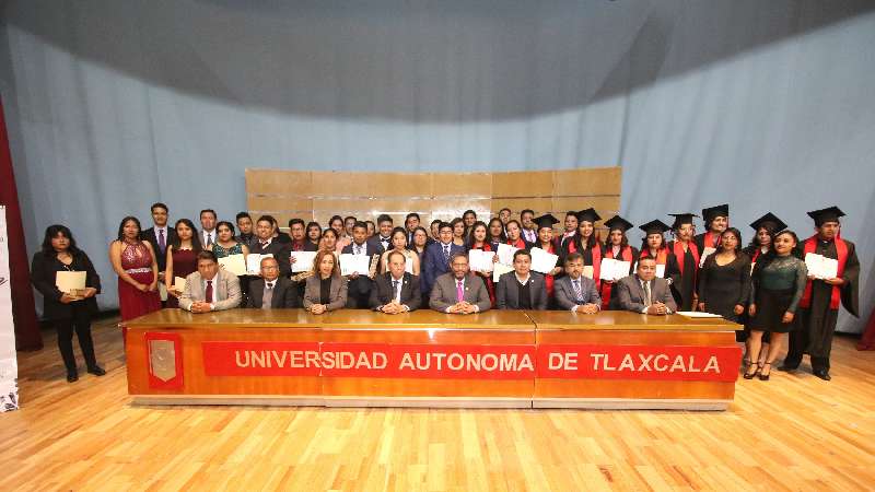 Gradúa la UATx a 43 profesionales de su Unidad Académica