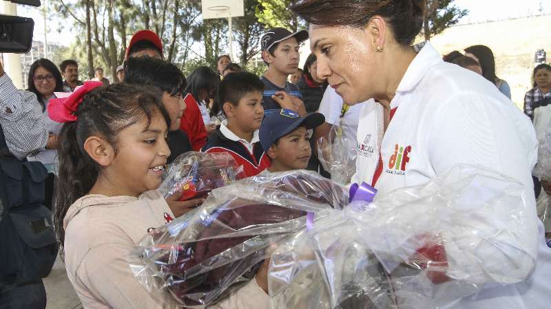 En Emiliano Zapata y Hueyotlipan Sandra Chávez entrega ropa 