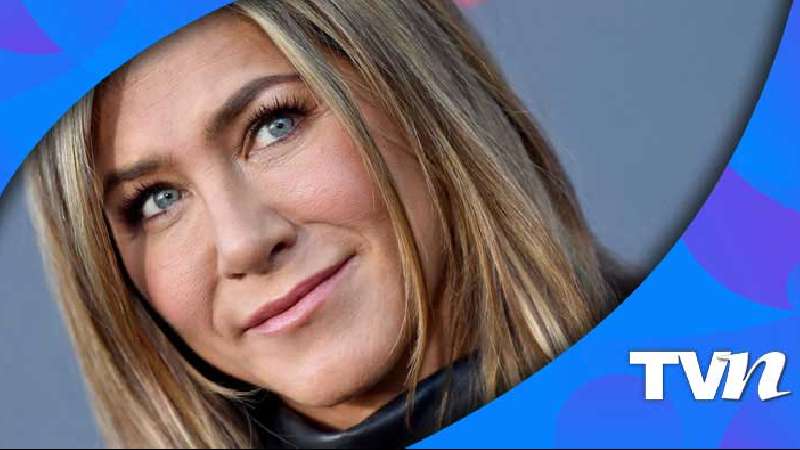 Jennifer Aniston acapara miradas al llegar sin sostén a los SAG 