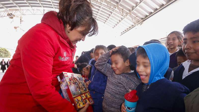 Encabeza Sandra Chávez caravana de día de reyes en Contla 