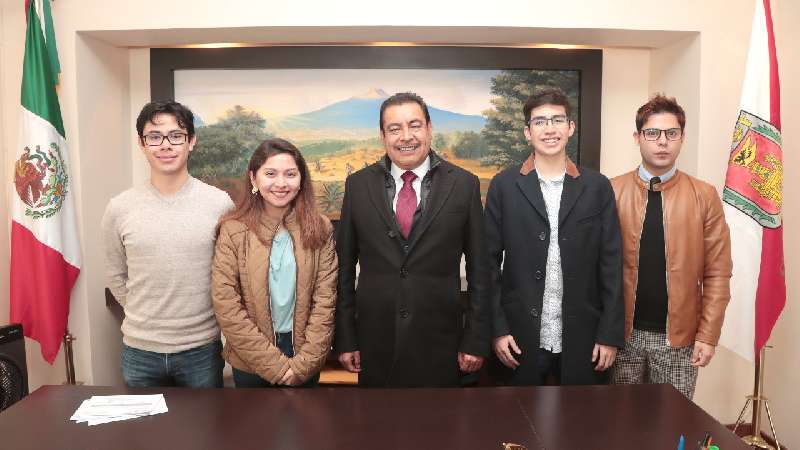 Se reúne secretario de educación con estudiantes becados en China