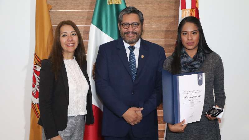 Reconoce la UATx a estudiantes por resultados de excelencia ante CENEV...