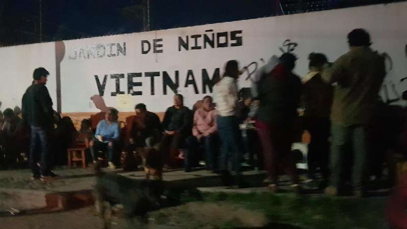 Padres de familia velan en escuela para asegurar lugar, no hay de otra...