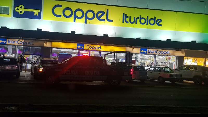 Asaltan a Coppel de Zacatelco, vuelcan en su huida y huyen a pie