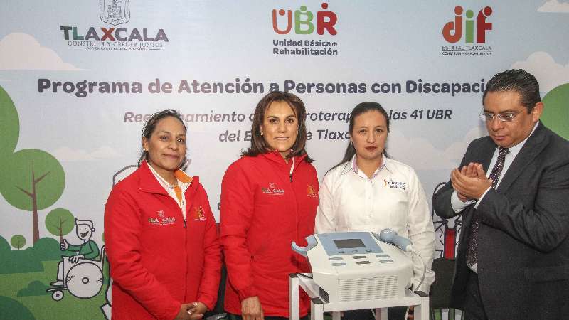 Entrega Sandra Chávez equipo a 41 unidades básicas de rehabilitació...