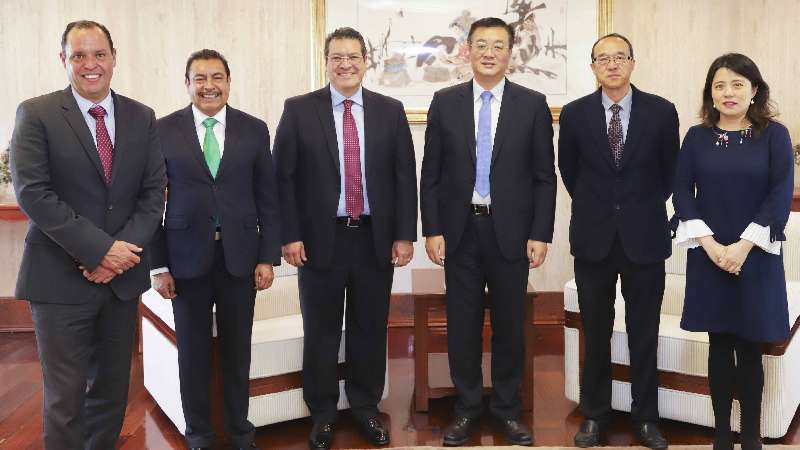 Marco Mena estrecha cooperación con el embajador de China en México,...