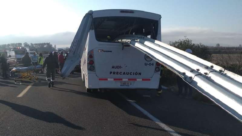 Camión que transportaba a trabajadores de Audi se estrellan, hay 5 le...