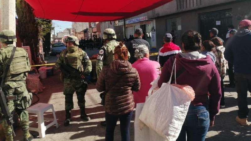 Un muerto y un menor de 10 años por disparos en tianguis de Calpulalp...