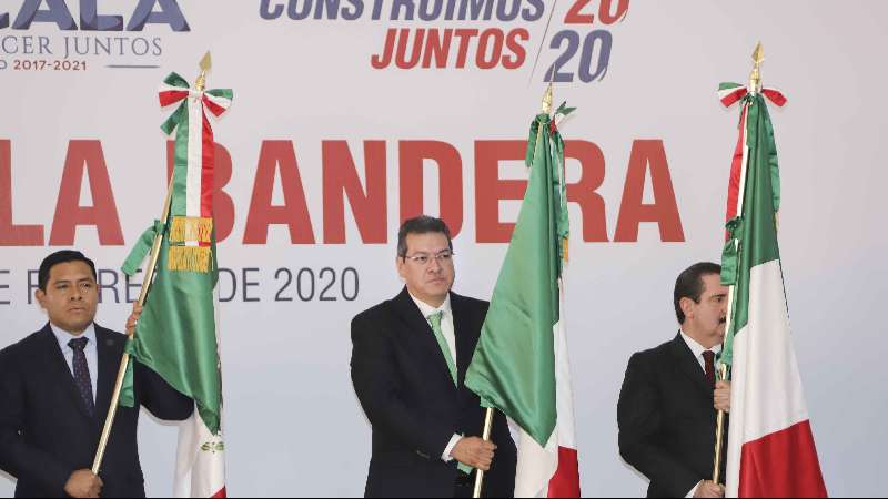 Marco Mena encabeza conmemoración del Día de la Bandera