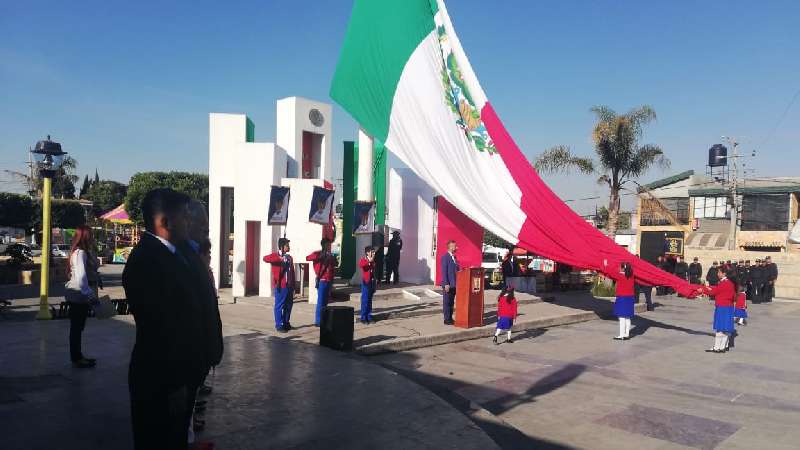 Conmemoran Día de la Bandera en Xicohtzinco