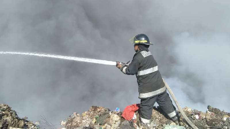 Gran cantidad de plásticos complica apagar incendio en relleno de Pan...