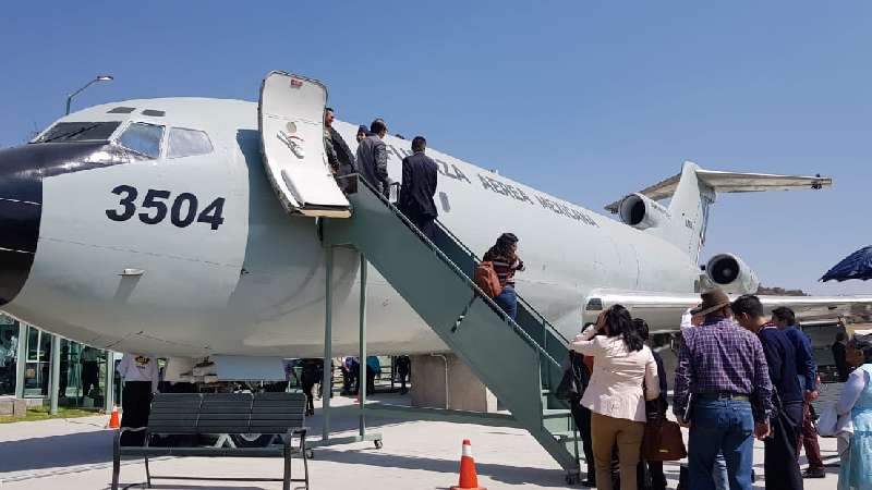 El Boening 727 ya está listo para iniciar su vuelo en parque temátic...