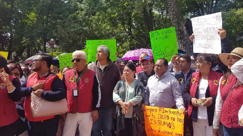 Sigue manifestación de trabajadores de SESA, autoridades no los atien...