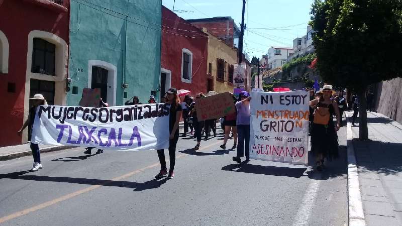 Mujeres de Tlaxcala unen sus voces, marchan de manera organizada y ordenada
