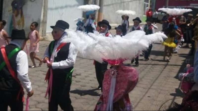 Le tiembla mano a alcalde de Papalotla; en su propio barrio lo ignoran...