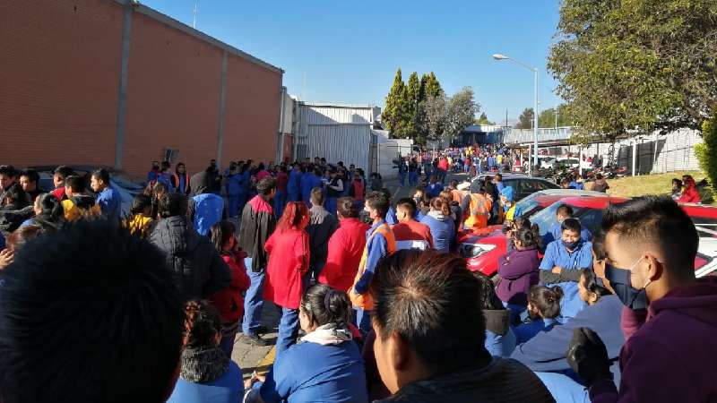 Desalojan a trabajadores de Condumex, se reportan intoxicados