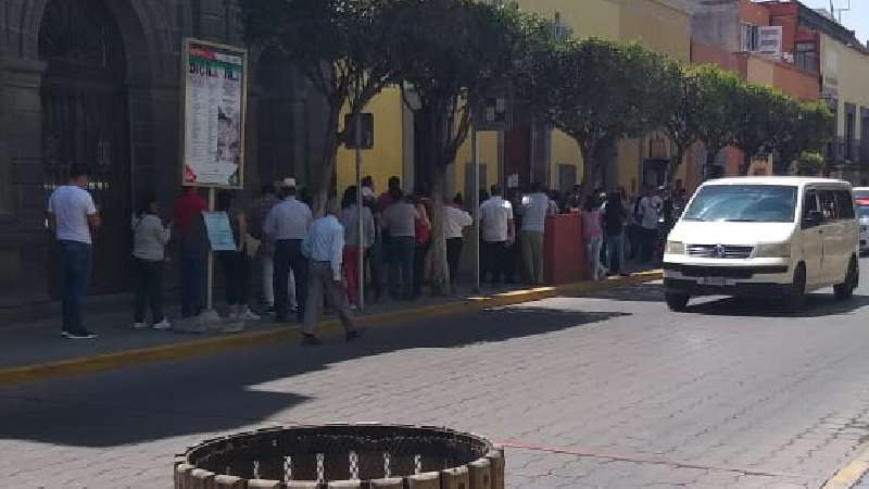 Es quincena y cajeros lucen atestados de gente sin medidas de sana dis...