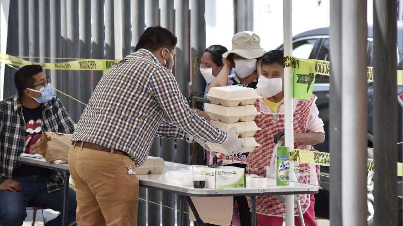 Aplauden en redes sociales acción de DIF capitalino de dar comida gra...