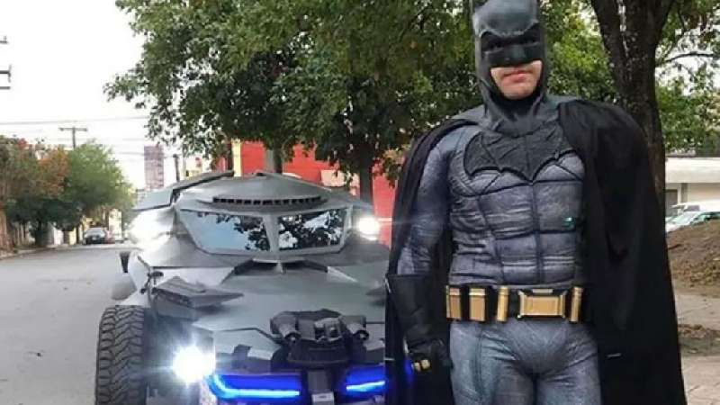 Batman sale a las calles de Monterrey a decir #QuédateEnCasa