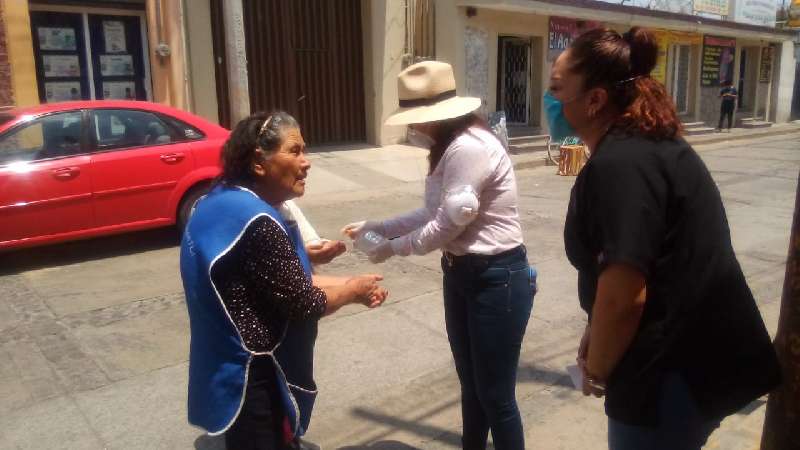 Reparte alcalde de Cuapiaxtla insumos a ciudadanos para protegerse de Covid-19
