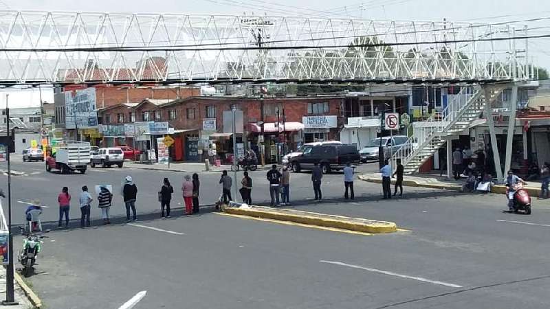 Sin solución conflicto en Papalotla, otra vez cierran carretera 