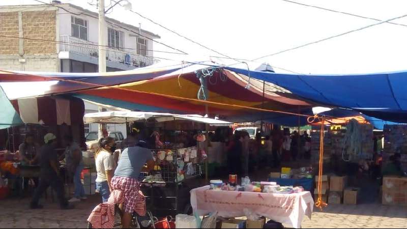 Tlaxcaltecas ignoran uso de cubre bocas en transporte público y tiang...