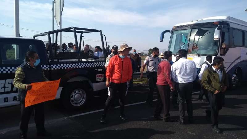 Ahora toman caseta de Cuapiaxtla choferes de transporte turístico