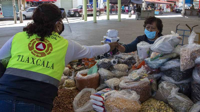 Mantiene gobierno estatal filtros sanitarios en tianguis de Apizaco, C...