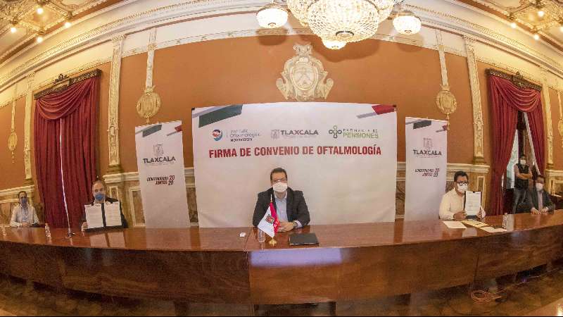 Marco Mena fortalece servicios oftalmológicos de pensiones civiles