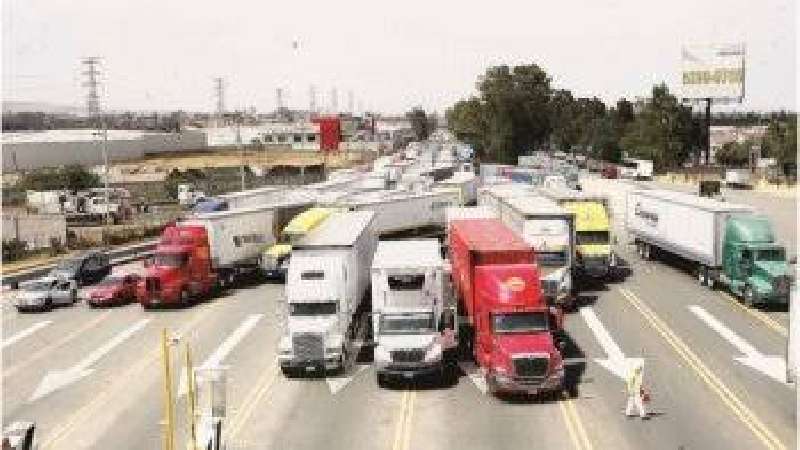 Apenas 3 mil 400 de 17 mil transportistas laboran por la contingencia