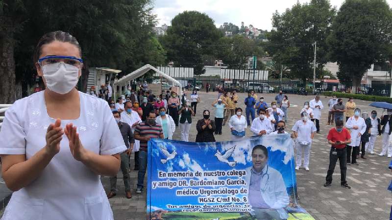 Protesta personal médico del IMSS y pide que reconozcan muerte de mé...