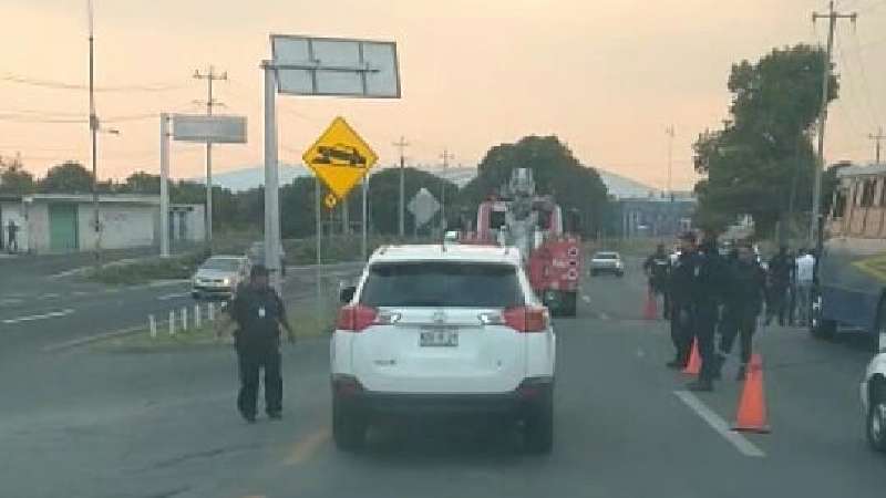 Militar defiende a pasajeros de asalto en un transporte, hiere a dos y...