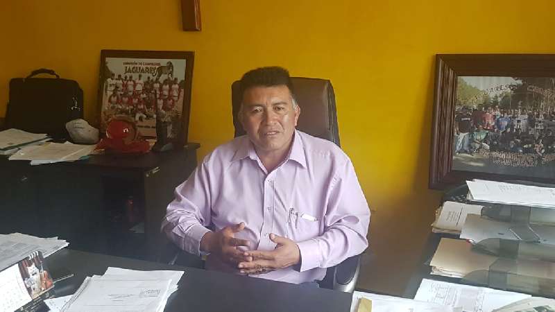 En Tocatlán alcalde pide ir al corriente en pago de agua para dar uno...