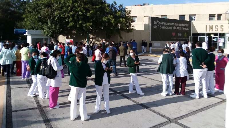 Ahora en IMSS protesta personal por falta de insumos para atender a pa...