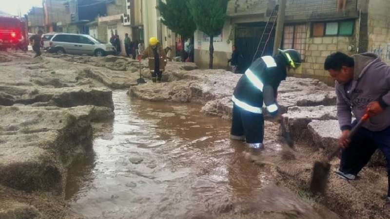 Tromba azota a Calpulalpan, granizo llega a 40 centímetros