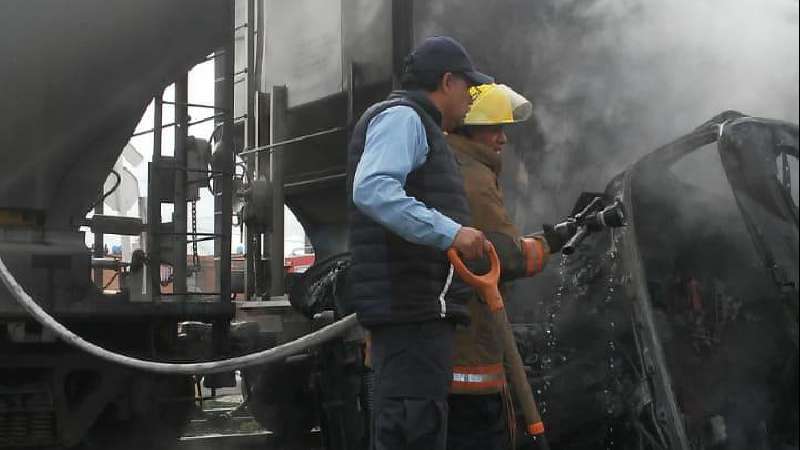 Trailer vuelca y se incendia en Huamantla, intentaba ganarle paso al t...